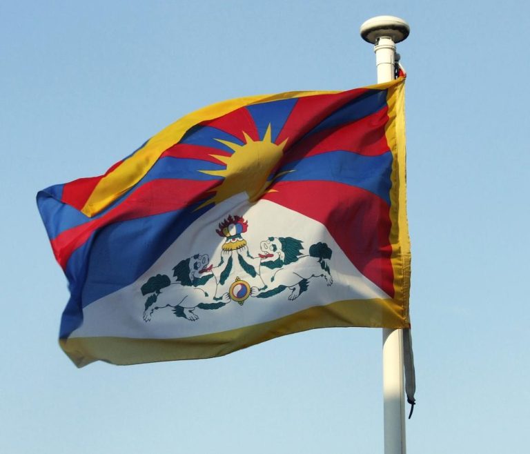 Tibetská vlajka na radnici Prahy 12